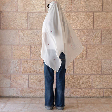 Model wearing the KUVRD Tarhat Bladi tatreez chiffon veil